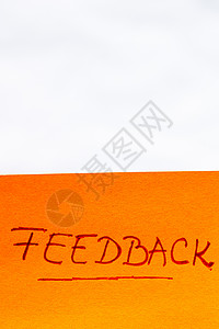 在橙色纸上与复制空间隔绝的反馈笔迹文字结束图片