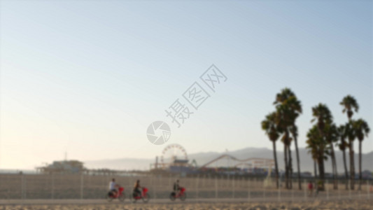 加州海滩美学 人们在自行车道上骑自行车 模糊 散焦的背景 美国加利福尼亚州洛杉矶圣塔莫尼卡美国太平洋度假胜地码头和棕榈树上的游乐图片