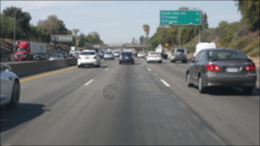 在美国加利福尼亚州洛杉矶的城际高速公路上行驶 在繁忙的州际公路上 汽车透过玻璃挡风玻璃的散焦视图 模糊的郊区多车道车道 洛杉矶汽图片