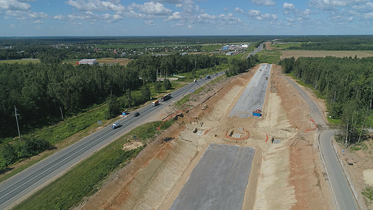 空中观视公路高速公路建筑森林机器路面鸟瞰图碎石树木工作车辆路线工地图片