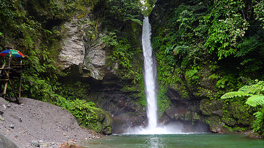 美丽的热带瀑布菲律宾卡米甘荒野丛林流动景观水池风景叶子旅游森林溪流图片