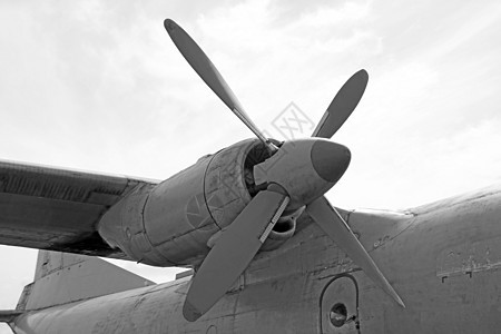引擎刀片和旧飞机翼的景象图片