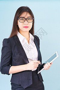 穿着西装的 Asain 女性站着使用她的数字桌子人士青少年工作办公室商务工作室学生女孩女士技术图片