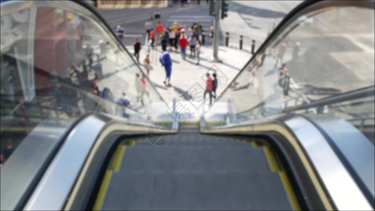通过自动扶梯的透视图 在美国拉斯维加斯大道的道路交叉口人行横道上散焦的无法辨认的人群 拥挤的市中心人行道上匿名模糊的行人男人效果图片