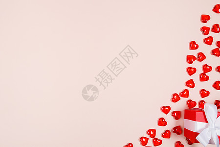 情人节 粉红色背景的红心构成 从上方查看假期粉色周年礼物平铺心形礼物盒庆典传统白色图片