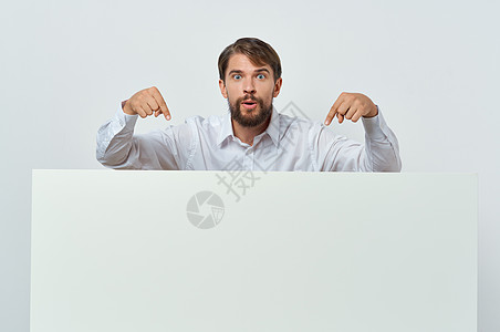白衬衫男子横幅广告 宣传生活方式的轻背景广告牌商业空白卡片胡须男人木板海报标语白色图片