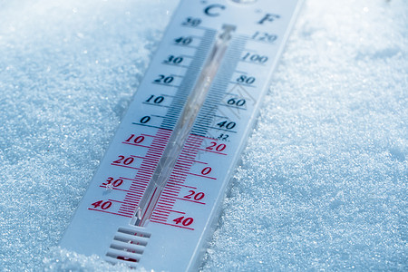 冬天 温度计躺在雪地上 显示出负温度 冬季恶劣气候条件下空气和环境温度低的气象条件 冬季结冰温度雪堆预报测量仪表冻结状况下雪低温图片