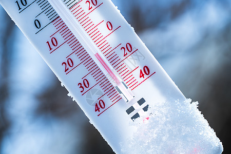 冬天 温度计躺在雪地上 显示出负温度 冬季恶劣气候条件下空气和环境温度低的气象条件 冬季结冰雪堆摄氏度状况冷冻数字降雪测量冷却温图片