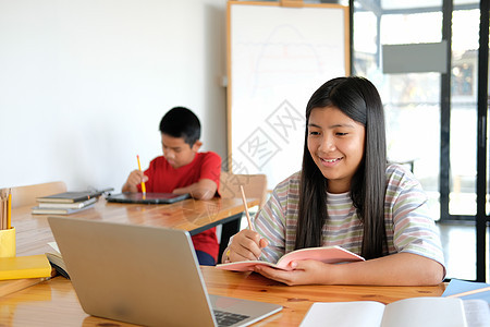 男孩女孩学生在线学习课程 在家远程会议远程教育孩子们互联网笔记本社交班级隔离学校女孩电脑视频背景图片