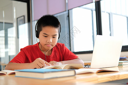 在线学习课程的男孩学生 在家远程会议远程教育瞳孔互联网隔离社交女学生电脑家庭作业女孩视频学校图片