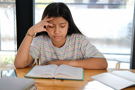 学习难受感的女生感到疲劳 疲惫和无聊 无所事事家庭作业女孩学生学校压力孩子们教育阅读图片
