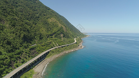 菲律宾 吕宋 路口公路上海边的水道图片