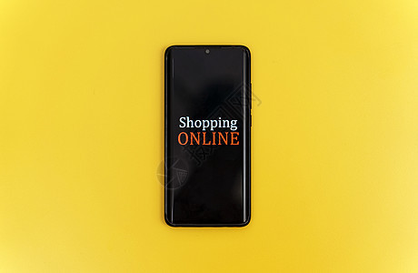 在黄色背景上的智能手机 在线购物概念电话顾客触摸屏展示互联网网上购物电子商务消费者店铺广告图片