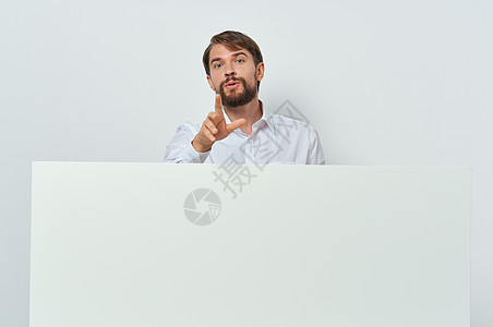 白衬衫男子横幅广告 宣传生活方式的轻背景木板工作室胡须广告牌商业男人海报白色空白男性图片