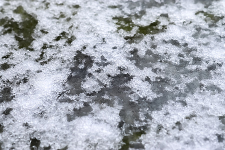 小德国 roa 上柏油路上的脏雪迹街道旅行痕迹暴风雪城市小路危险车轮烙印场景图片
