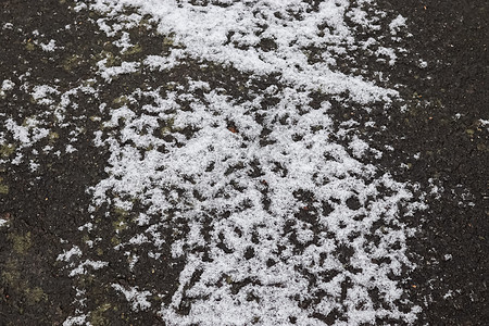 小德国 roa 上柏油路上的脏雪迹驾驶车轮脚印街道运输暴风雪城市小路天气场景图片