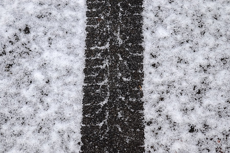 小德国 roa 上柏油路上的脏雪迹小路危险烙印路面旅行街道城市天气暴风雪脚印图片