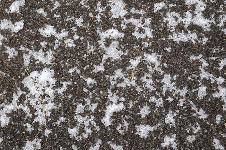 小德国 roa 上柏油路上的脏雪迹路面痕迹危险运输暴风雪季节交通脚印车轮旅行图片