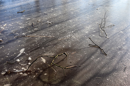 在阳光明媚的一天 雪覆盖了欧洲北部冰冻湖泊景观地平线太阳日落旅游风景蓝色旅行金子天气裂缝图片