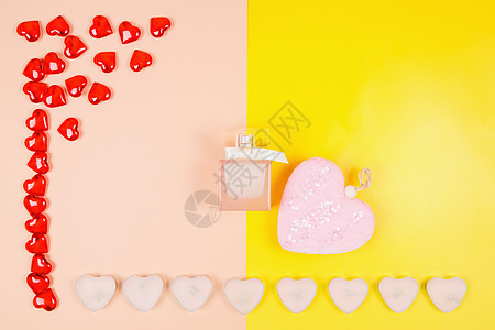 情人节 粉红色背景的红心构成 从上方查看蜡烛假期黄色礼物盒平铺粉色芳香心形庆典纪念日图片
