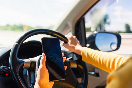 妇女在汽车内使用手持移动智能手机的车内罗盘网络司机小样定位驾驶危险系统短信屏幕图片