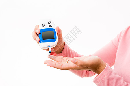 测量葡萄糖水平的妇女 用血压计测量手指上的血浆图片
