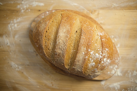面包在木制桌上新鲜烘烤 面粉 面包房 烹饪过程以4k分辨率捕捉 选择性焦点 圆面包图片