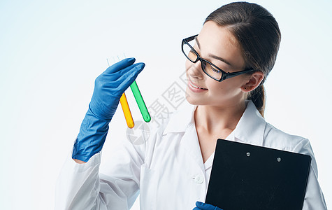 带病毒疫苗实验室的女医生分析化学元素眼镜手套模型生态植物学女士生物学化学家液体发芽生物学家实验园艺图片