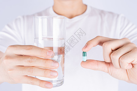 握着一杯水和药丸药物的紧握手 保健和药房概念 掌声医院止痛药剂量发烧药片抗生素玻璃药品援助胶囊图片