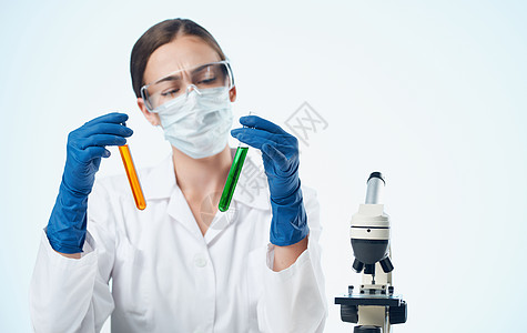 医学手套疫苗接种显微镜中的女生物学家 化学成分研究表上的显微镜化学家医生技术科学家工人科学药品测试医院化学品图片