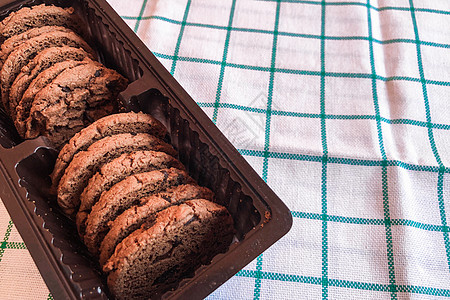 早餐包装巧克力饼干在布料背景包装中美食早餐巧克力白色褐色芯片盘子团体奢华面包背景