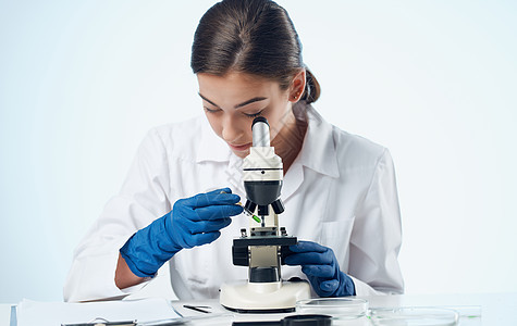 医疗手套和白衣细菌实验室的女医生 女医生女性测试化学品外套化学家化学诊所显微镜女士科学图片