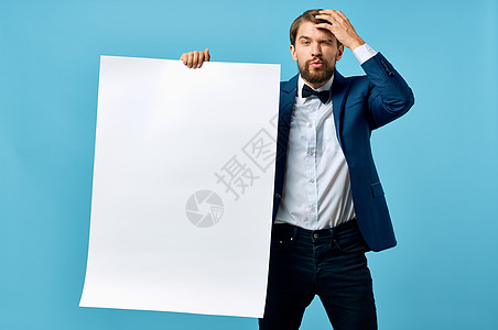 实业行长服装介绍 蓝背景 复制空间模型管理人员灰色空白男性标语广告牌商务商业招牌套装图片
