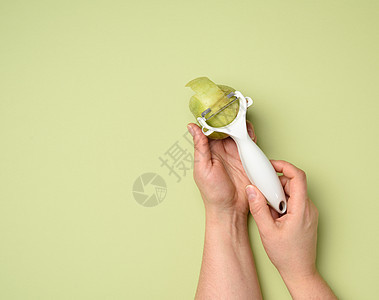 女性手握塑料刀 用于清洁蔬菜和水果;以及图片