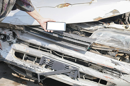 手拍被撞坏的破车失事的照片 车祸事故灾难安全车辆粉碎碰撞汽车金属危险维修手机图片