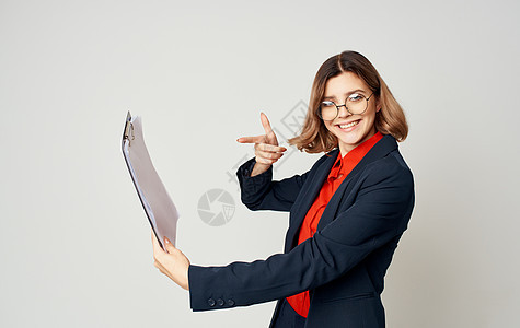 戴眼镜和穿经典西装的女商务人士情绪四分五裂衬衫经理工作工人文件夹商业办公室工作室领带管理人员图片