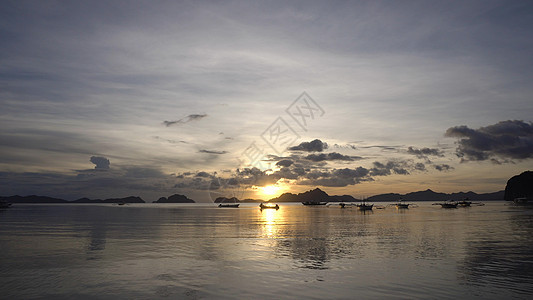 海面上美丽的日落假期全景岩石阳光太阳天气海景海浪晴天橙子图片