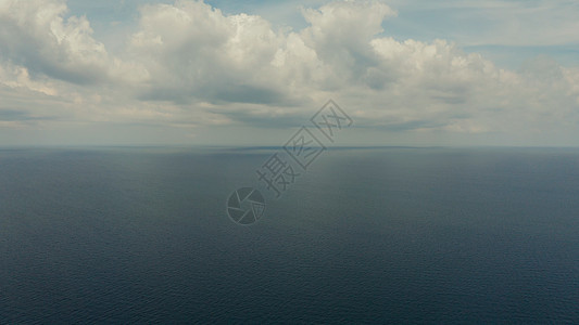海景 蓝海 有云和岛屿的天空海浪地平线水面蓝色海洋理念假期天线景观环境图片