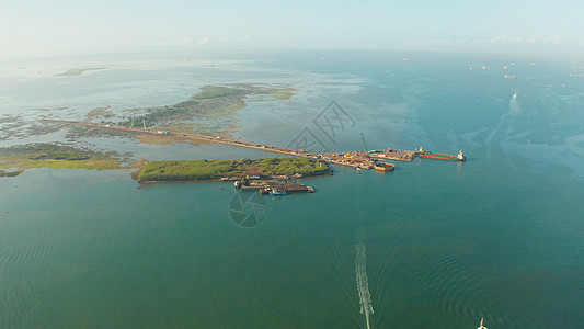 宿务岛海港有船只 从上面看商业起重机货运港口仓库码头运输贮存工业海洋图片