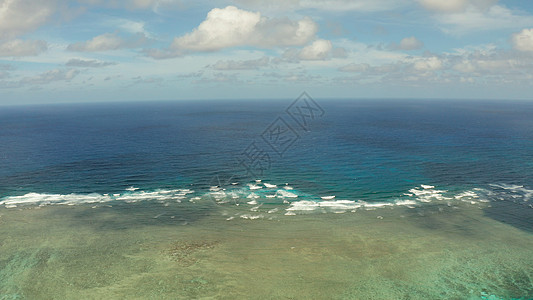 海景 蓝海 有云和岛屿的天空海面水族环礁水面理念海浪波纹旅行冲浪海洋图片