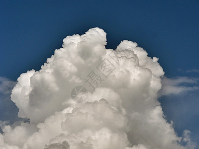 大云层放大 大积聚云层气候空气远足天堂蓝色高度旅行冰川戏剧性风暴图片