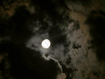 夜云中满月月球卫星旅游旅行天文学行星岩石月亮月光气氛图片