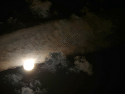 夜云中满月宇宙天文学卫星气氛月光旅游月球天空月亮科学图片