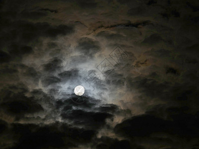夜云中满月卫星岩石天文学月光旅行场景科学气氛月亮行星图片