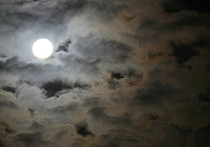 夜云中满月行星旅游月亮月光天文学场景岩石卫星宇宙旅行图片