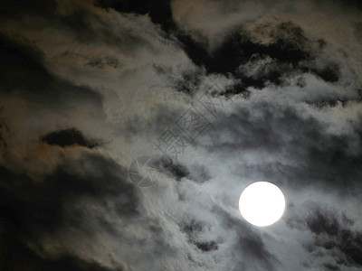 夜云中满月卫星天空月球气氛月光宇宙行星天文学科学旅行图片