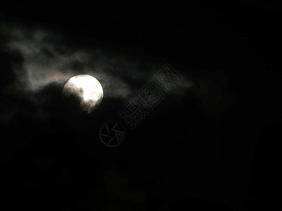 夜云中满月卫星宇宙天文学月光月球月亮岩石行星天空旅行图片