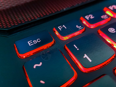 用红灯突出显示的膝上型电脑键盘钥匙笔记本网络按钮互联网黑色宏观工作电子红色图片