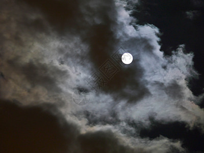 夜云中满月行星场景月光天空旅行气氛宇宙月球月亮天文学图片