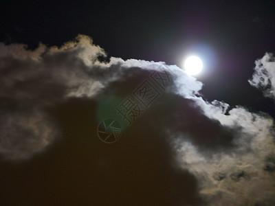 夜云中满月月光旅游行星天空旅行天文学月亮岩石卫星场景图片